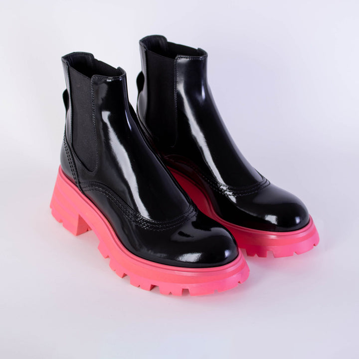 Alexander McQueen Black Leather Fluo Pink Sole Chelsea Boots